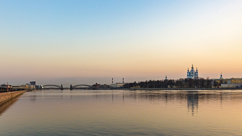 Свердловская набережная. Вид на Смольный собор и Большеохтинский мост перед закатом
